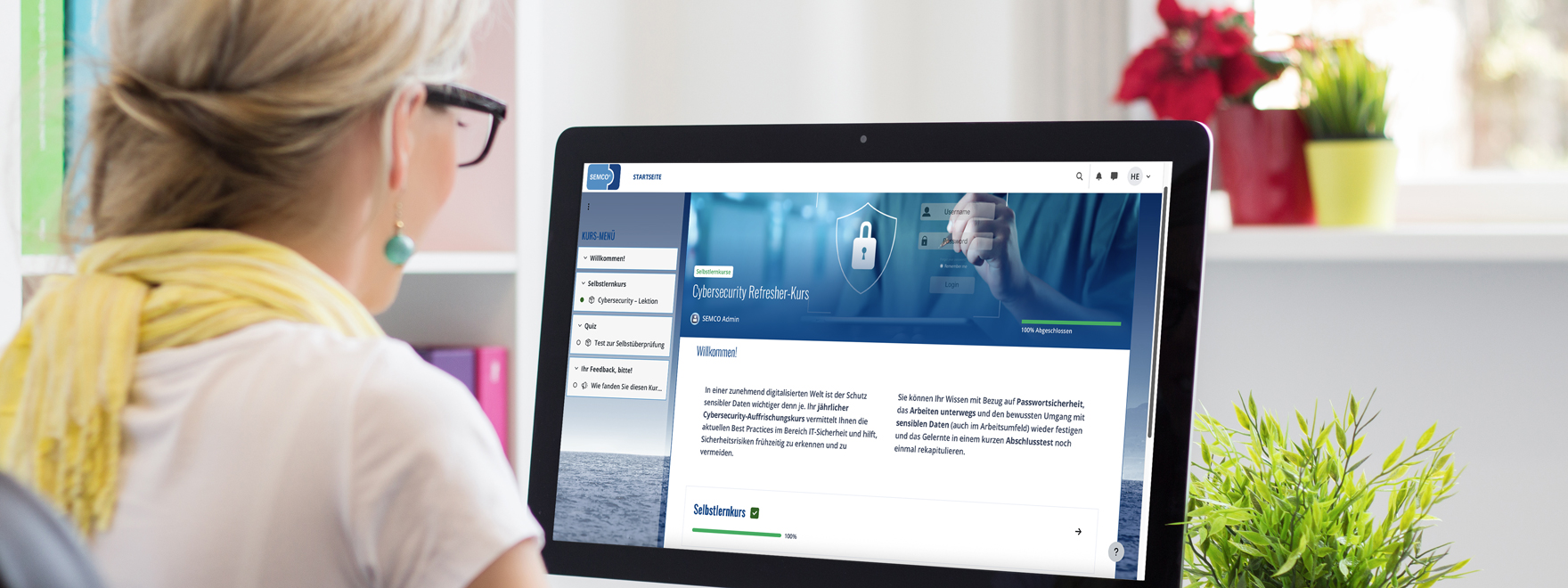 Frau blickt auf den Bildschirm, der einen Kurs in Moodle zeigt